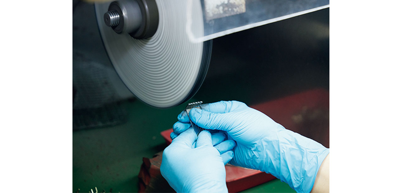 カット後のパーツには細かな傷やザラつきがあるため、磨いてなめらかにする。