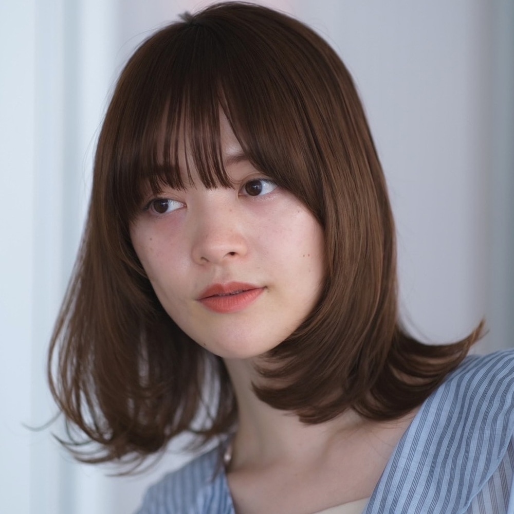 リッチなショコラブラウンが美髪なレイヤーで垢抜ける柔らかミディアムヘア　アザーカット01
