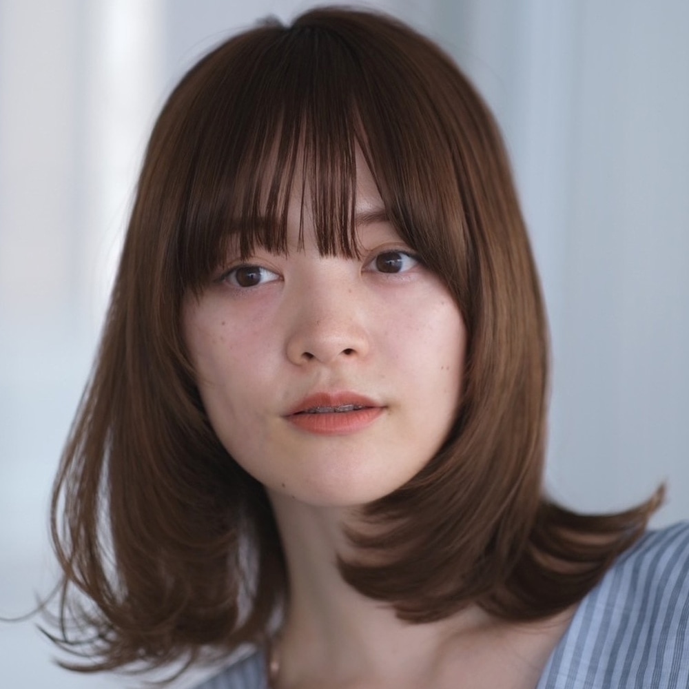 リッチなショコラブラウンが美髪なレイヤーで垢抜ける柔らかミディアムヘア　アザーカット02