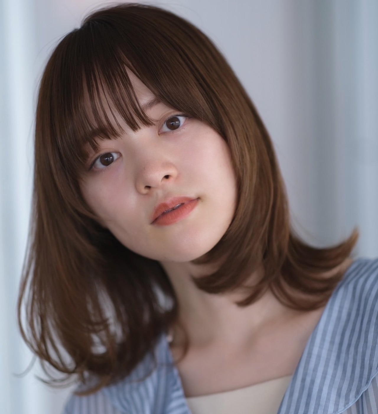 リッチなショコラブラウンが美髪なレイヤーで垢抜ける柔らかミディアムヘア　メインカット