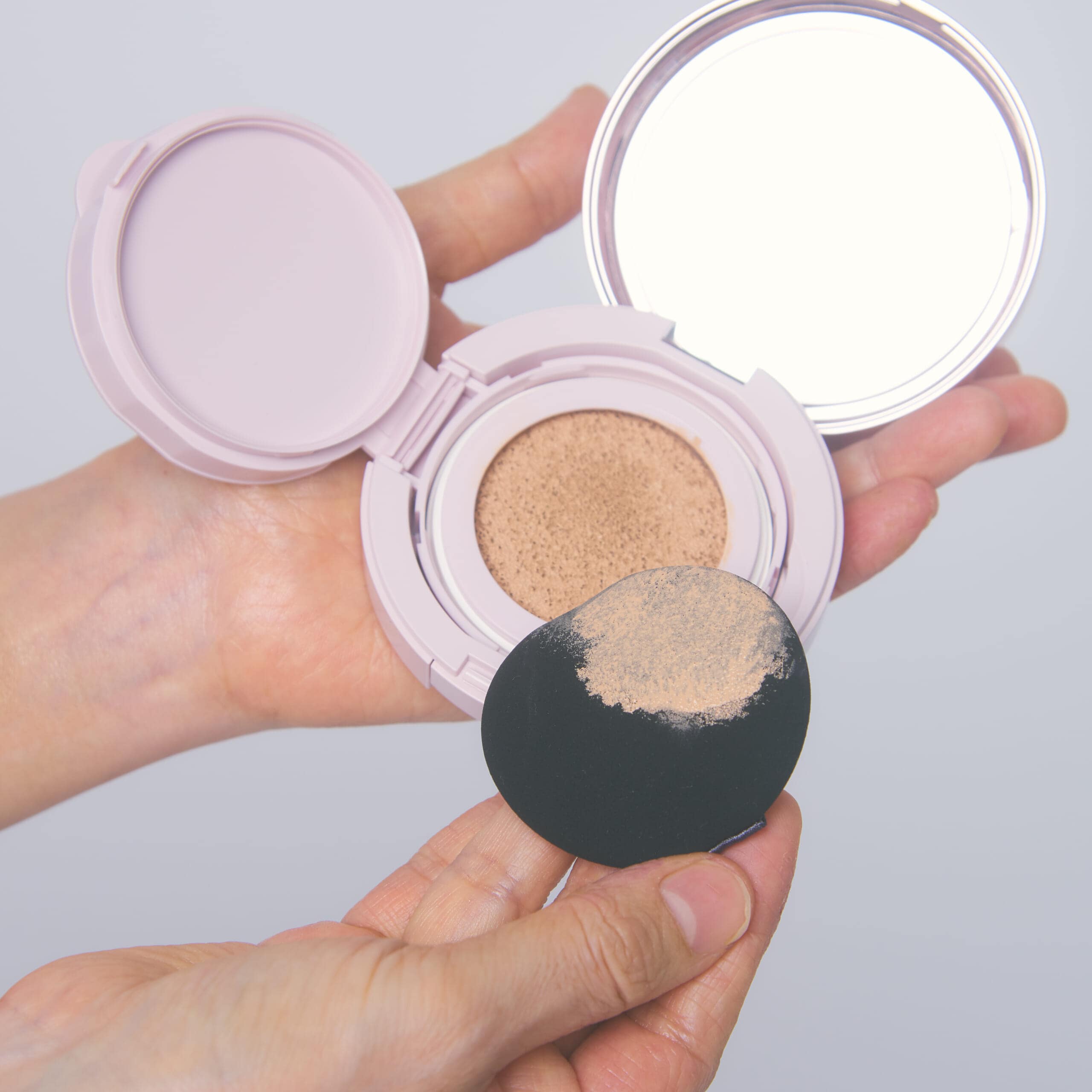 グロウカバー クッション【オークル05】をパフにとったところ。