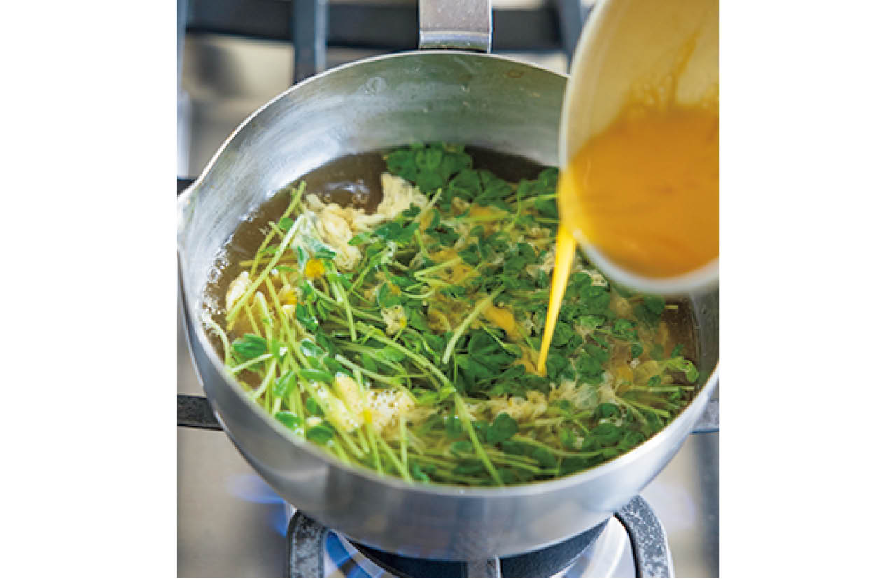 豆苗が煮えたら、溶き卵を全体に流し入れる。