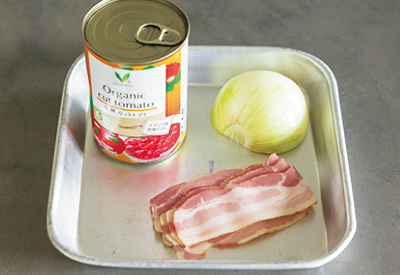 もも肉以外は、いつも家にあるこれらだけでOK。トマト水煮はカットタイプがおすすめ。崩す手間を省略できる