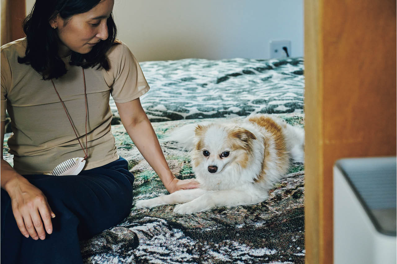 1階の寝室によしいさんが下りていくと、おいもも一緒に移動。