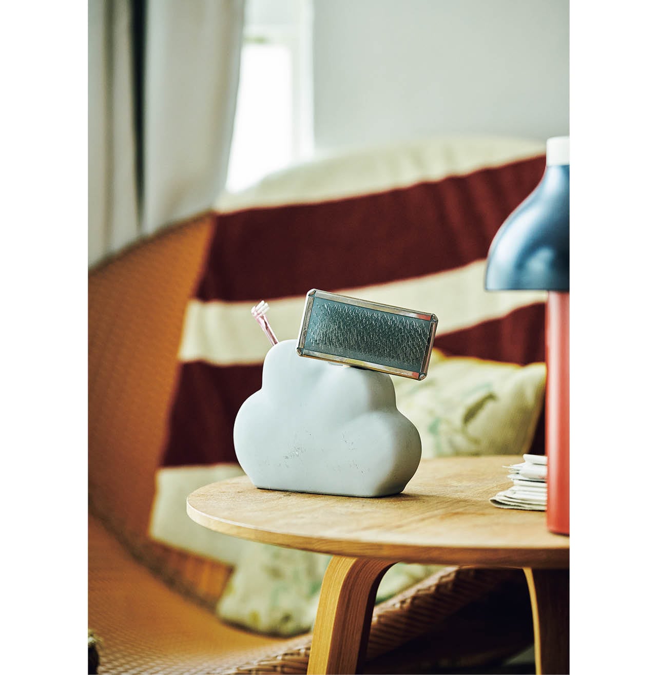 「ZARA HOME」のペンスタンドにスリッカーブラシと歯ブラシを立てて洗面所に。