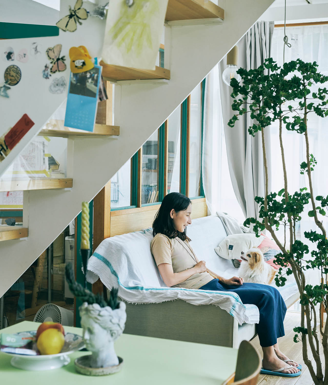 家族がくつろぐ3シーターのソファは「GECKO」のもの。洗えるマルチクロスをかけて。