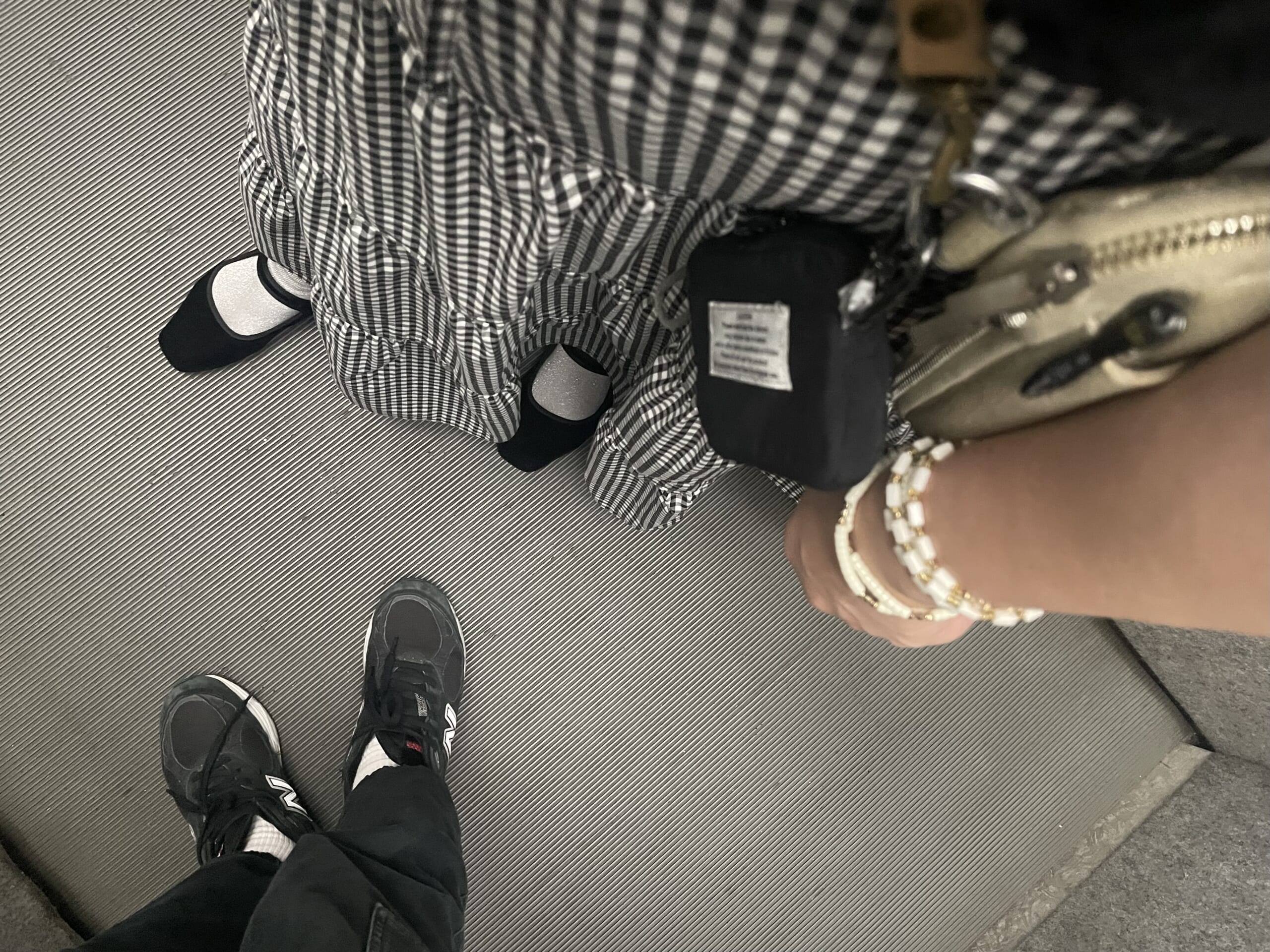 40代女性の2025年9月下旬のリアルコーデ、足元写真【写真3】