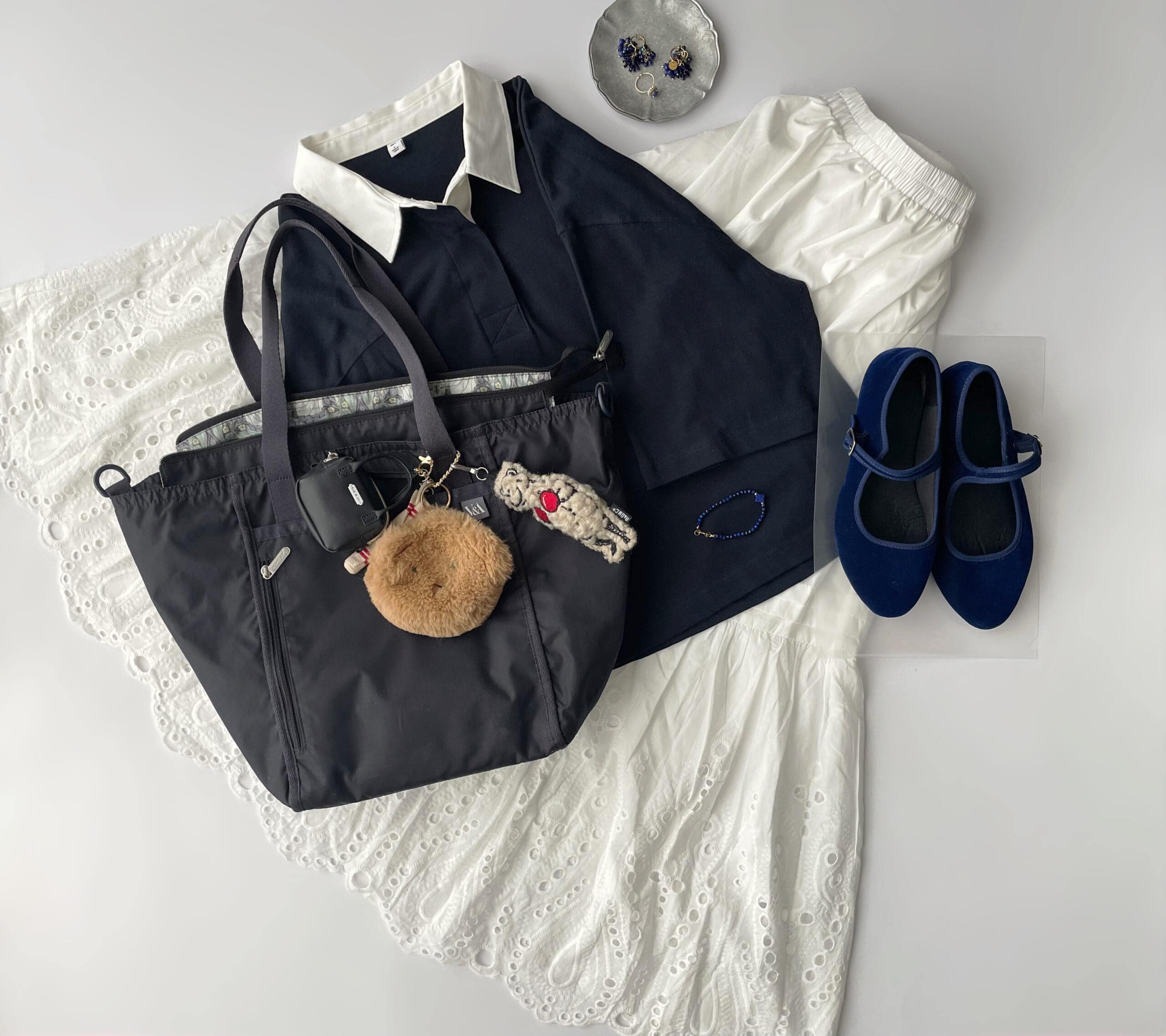 40代女性の2025年9月下旬のリアルコーデ【写真5】、GUのNAVYのラガーシャツに白のカットワークレーススカートを合せている。