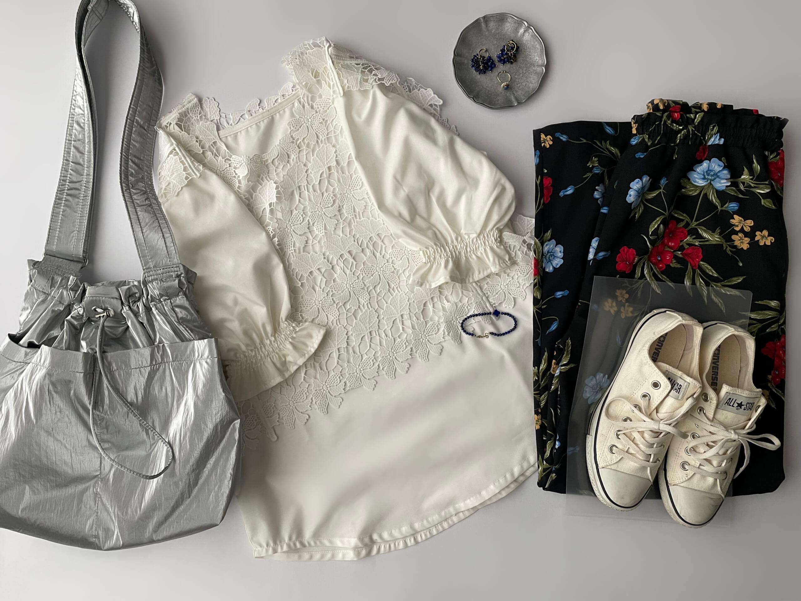 40代女性の2025年9月下旬のリアルコーデ【写真4】、somari imaginationのレースジレ付き白ブラウスにSherry Islandの花柄パンツを合せている。