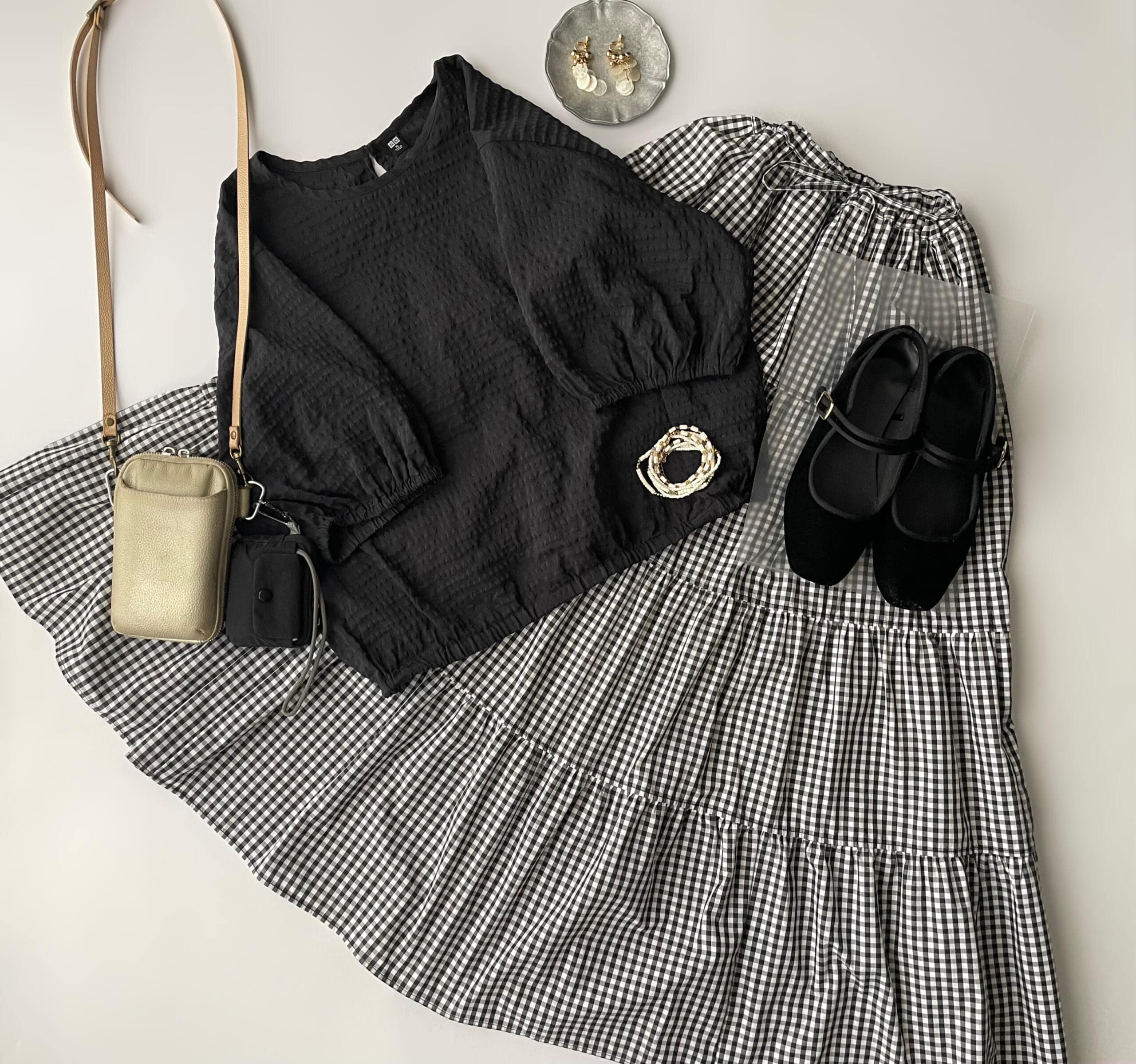 40代女性の2025年9月下旬のリアルコーデ【写真3】、ユニクロのシアサッカーブラウス（黒）にGUのギンガムチェックティアードマキシスカートを合せている。