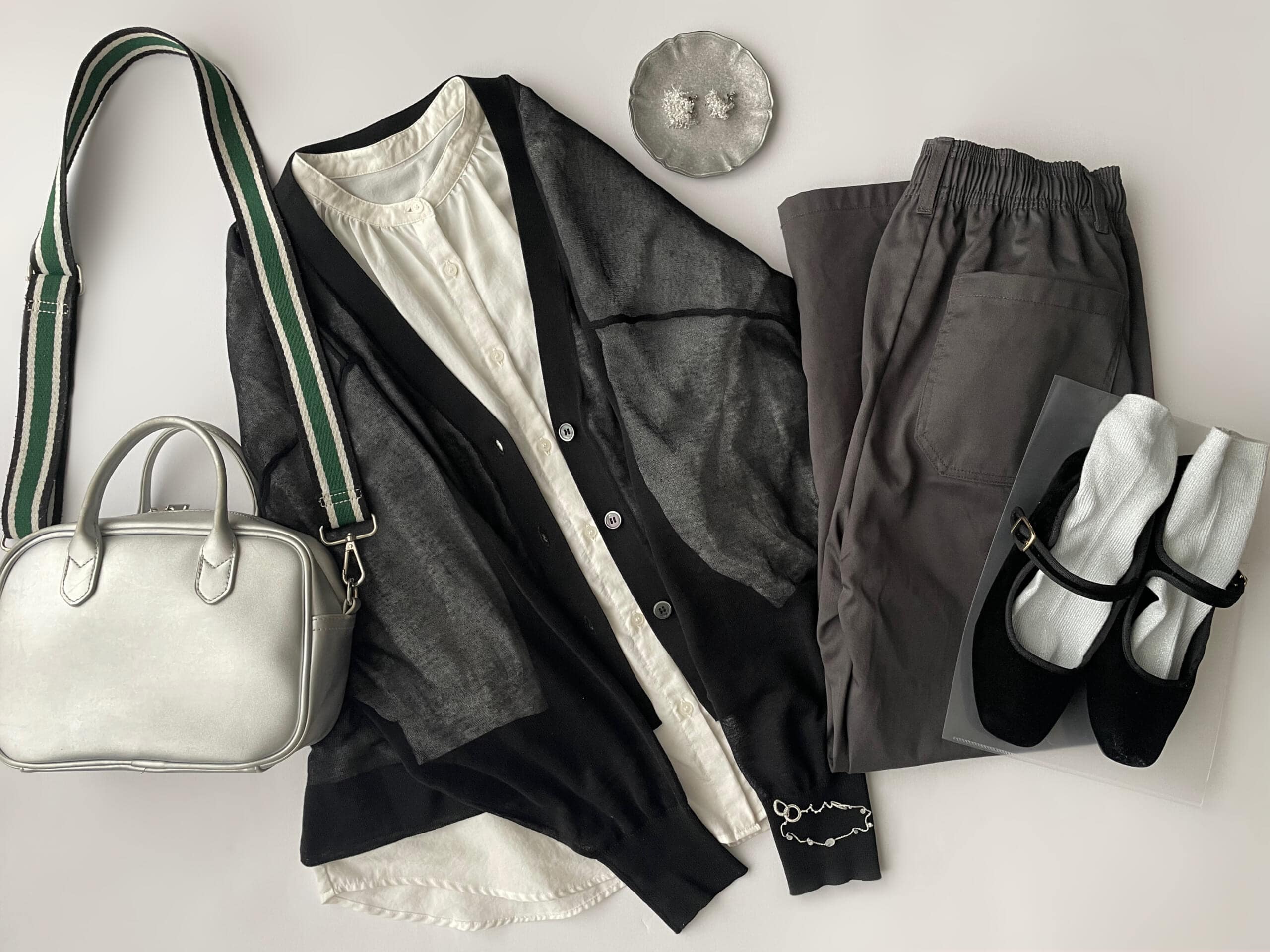 40代女性の2025年9月下旬のリアルコーデ【写真1】、GUの白シャツにGUのグレーのシェフパンツを合せている。