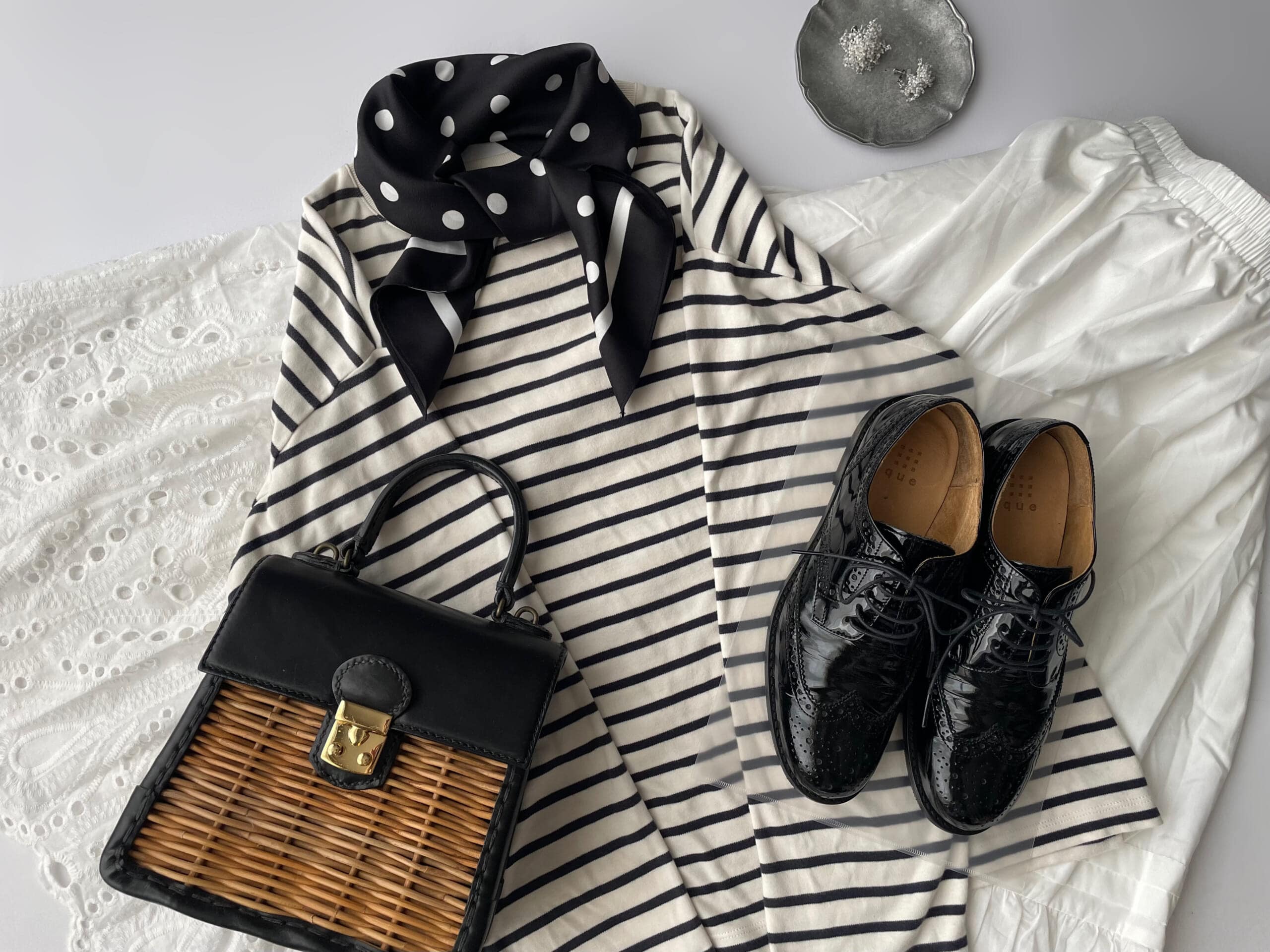 GUのドットスカーフ(BLACK)を長袖ボーダーTに合わせて首元に巻いたフラットレイ画像。