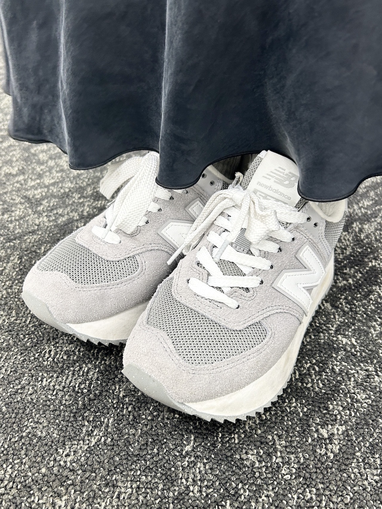 ニューバランス　574＋　グレーを着用