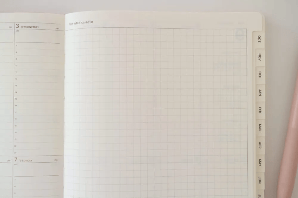 ラコニック「仕事計画 DIARY2026／Pre.9 A5バーチカルレフト」週間スケジュールページ