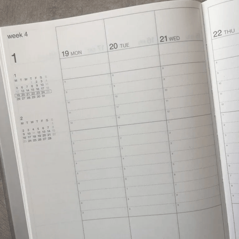 無印良品「月曜始まりバーチカルスケジュール帳・2025年12月始まり」週間スケジュールページ