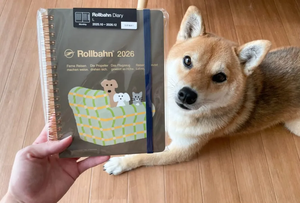 Rollbahn「手帳 2026／ B6 WARMGREY TAIL」表紙と愛犬