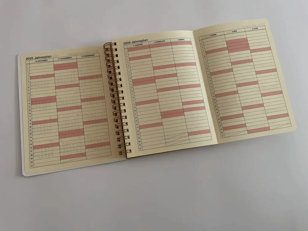 Rollbahn「手帳 2026／ B6 WARMGREY TAIL」年間スケジュール