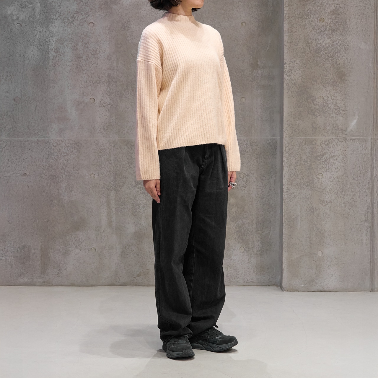 ユニクロのスフレヤーンモックネックセーターを試着