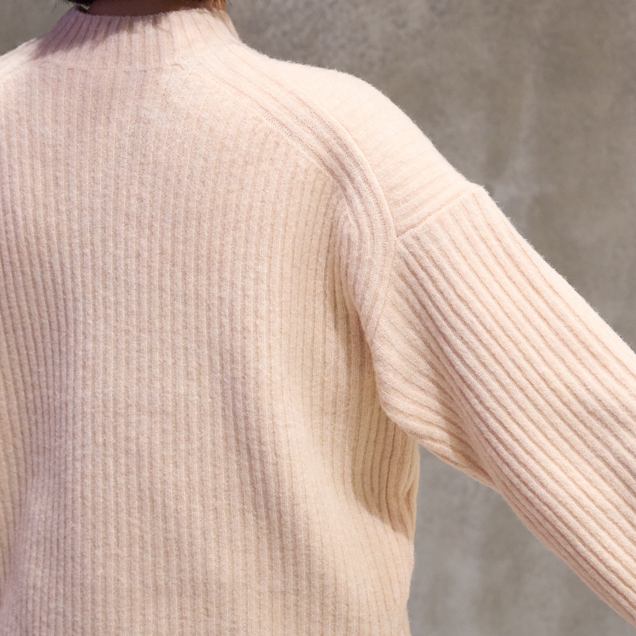 ユニクロのスフレヤーンモックネックセーターの素材感