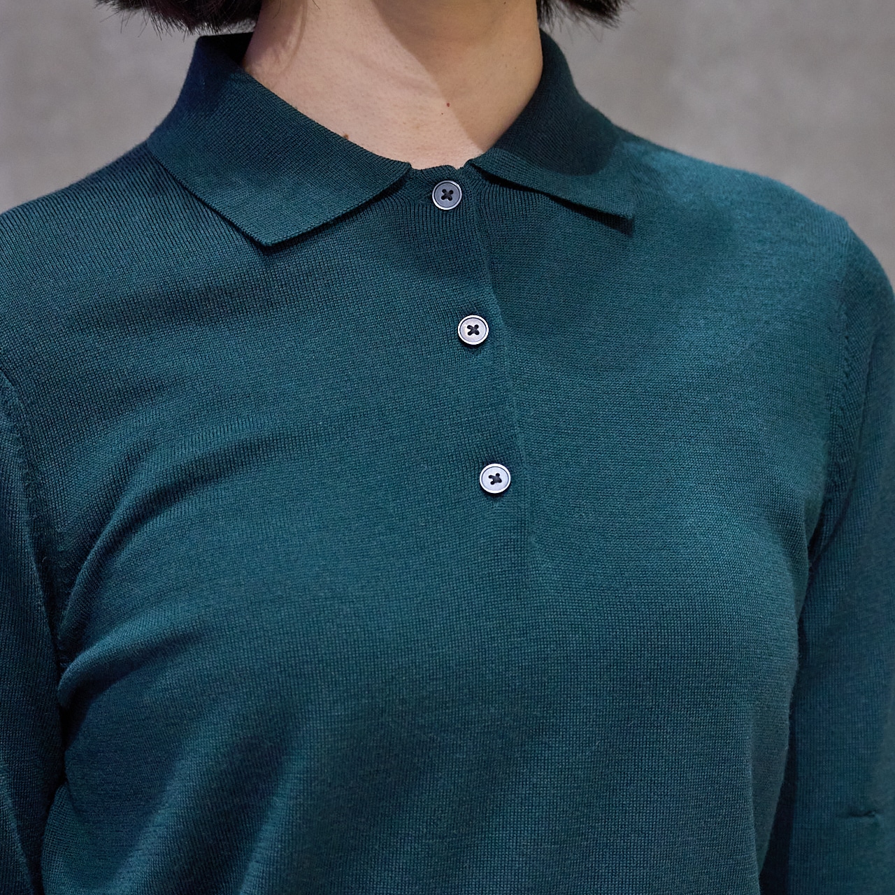 ユニクロのメリノポロセーターの首元