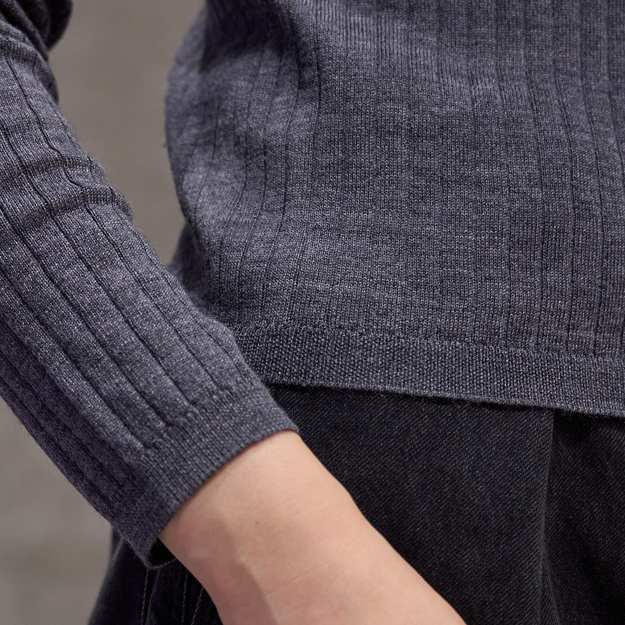ユニクロのメリノリブクルーネックショートカーディガンの素材感