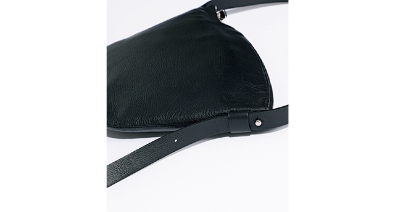 ショルダーストラップは、鋲を穴にさし長さを調節するタイプ。ライナーには帆布が使われ、内側に小分けポケットもついています。