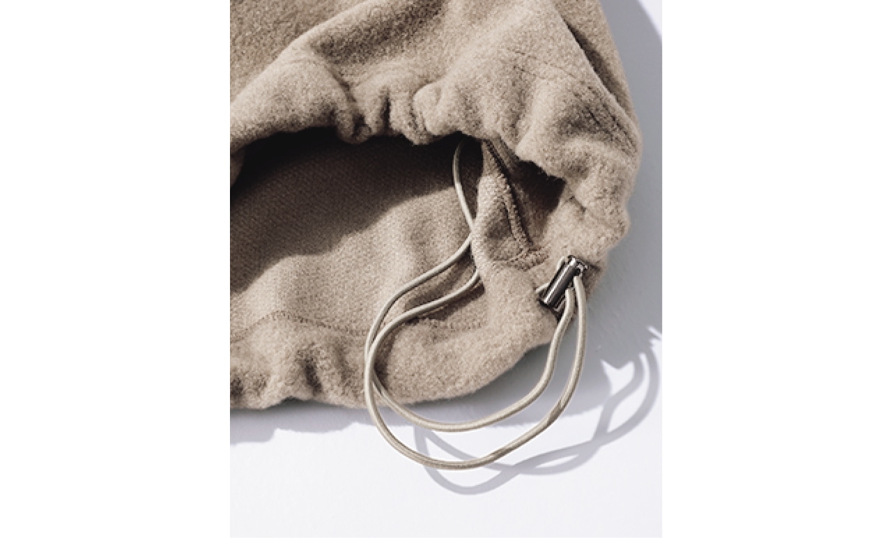 裾に入ったドローコードを引くと、防寒力がUPするとともに、シルエットが変化。気分に合わせて着こなしをアレンジして楽しめます。