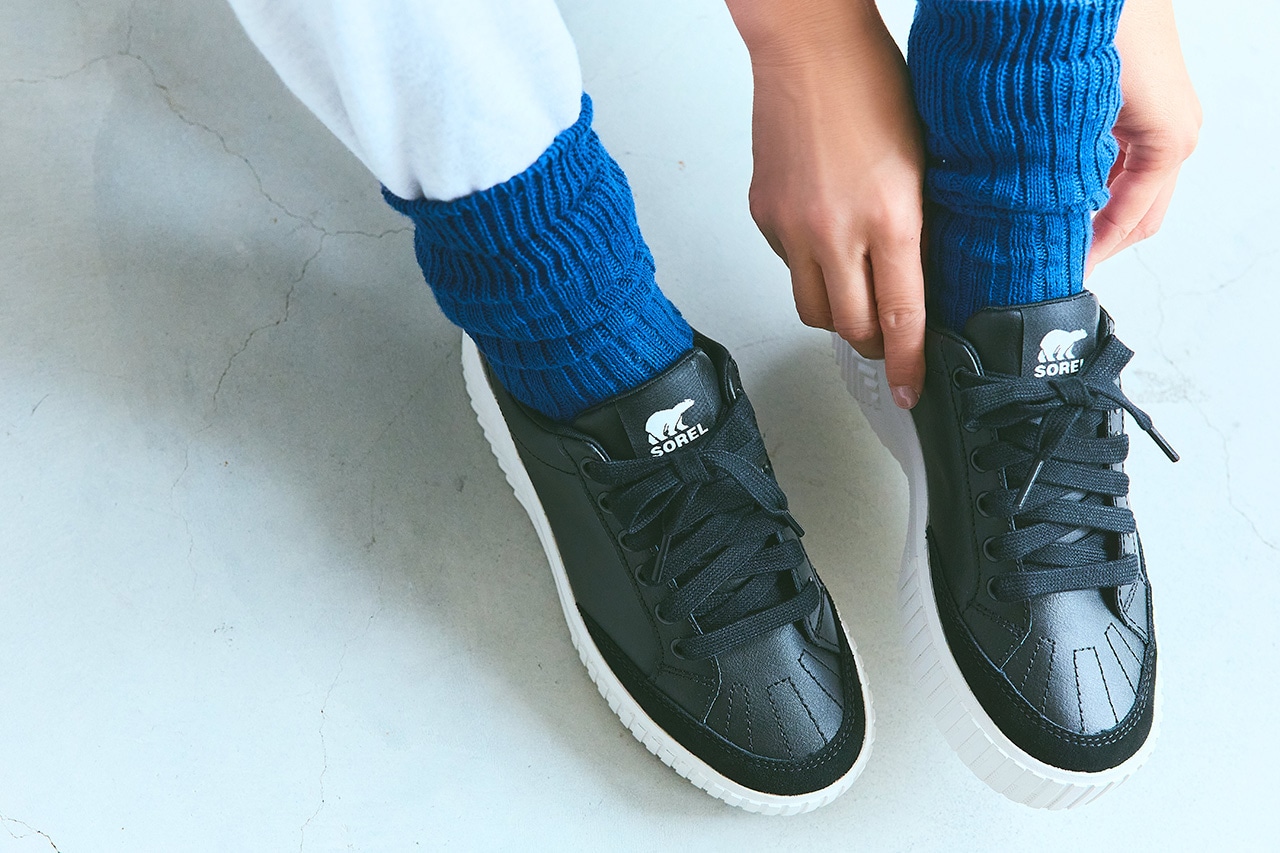 ソレル「オーエヌエーアベニューロウスニーカー」の足元