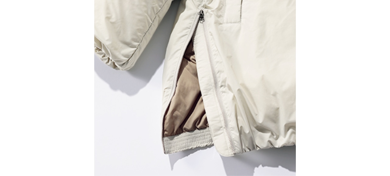 サイドジップを開くと、スリットが出現。動きやすいだけでなく、着こなしに抜け感が漂います。