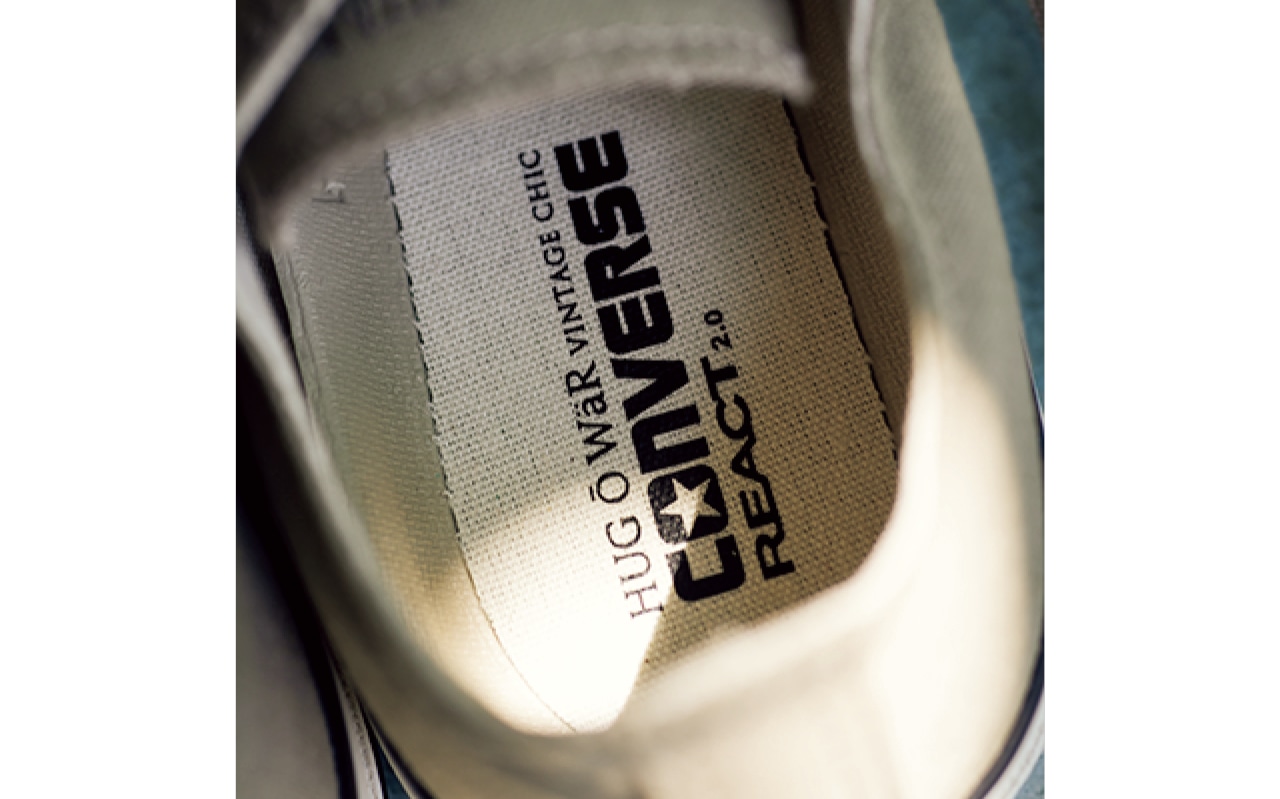 雅姫さんのブランド名「HUG Ō WäR」とコンバースのダブルネームを印した、コラボだけのカップインソール。