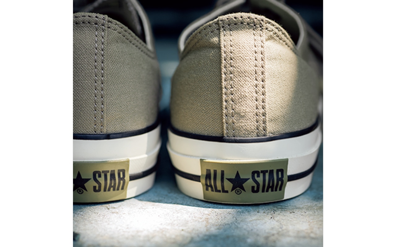 ヒールラベルのベースカラーはグレージュに近い色を、ロゴはサイドラインとリンクする黒をセレクト。