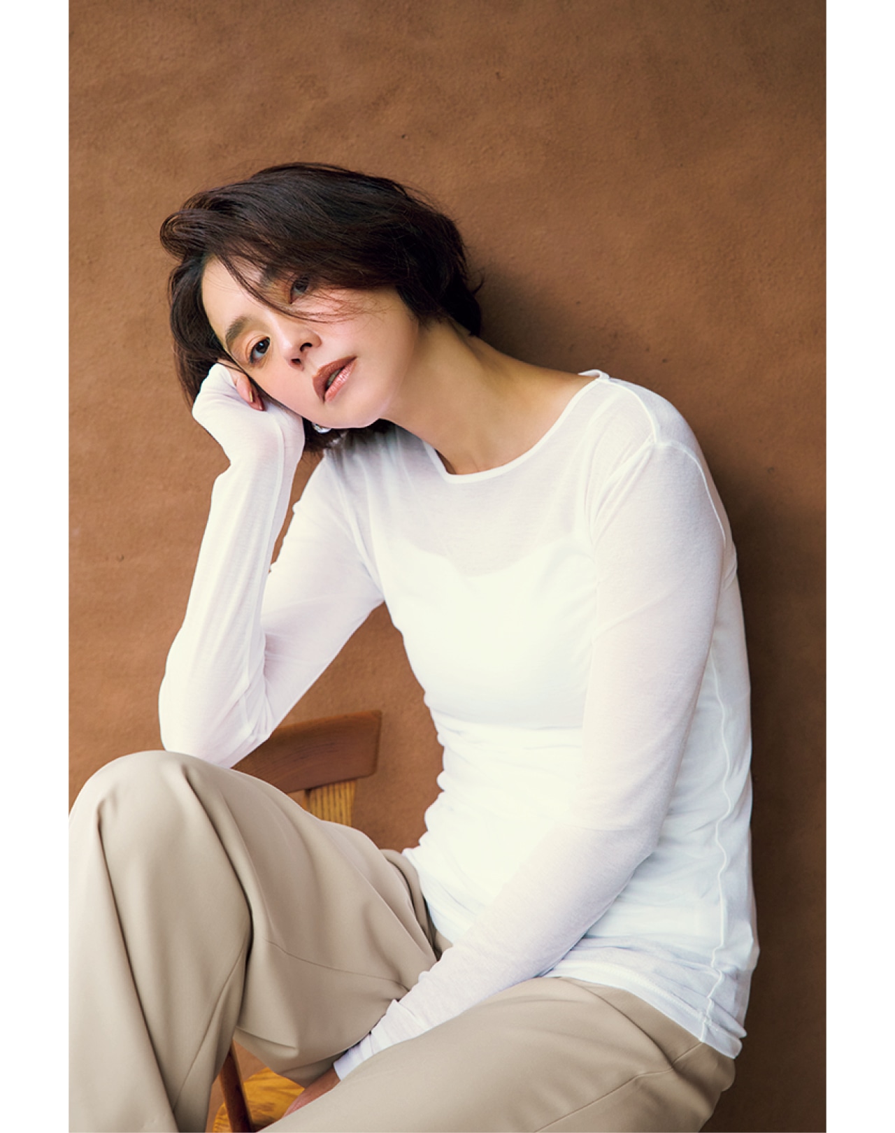 浅見れいなさんのLEE限定 12closet（トゥエルブクローゼット）【洗える】【福田麻琴さんコラボ】とろみストレッチフレアパンツとLEE限定 12closet（トゥエルブクローゼット）【洗える】【福田麻琴さんコラボ】クルーネックシアーカットソーのコーデ