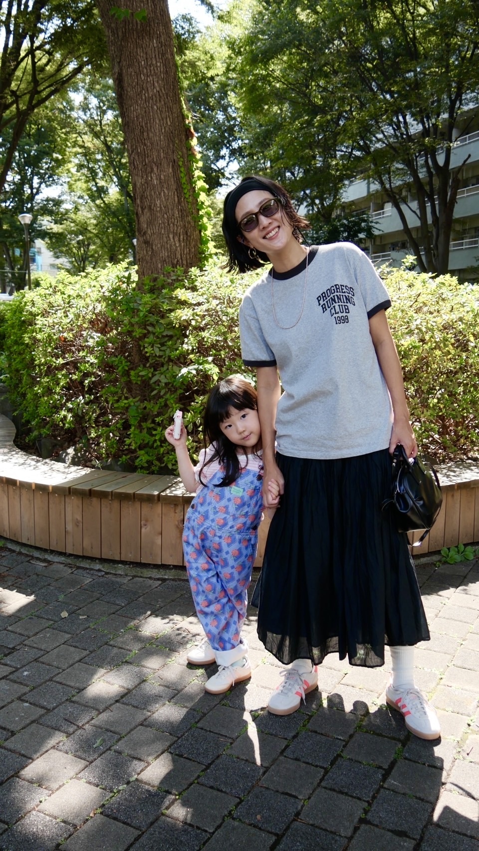 スタイリスト高橋美帆さんの親子でおそろいで履いているアディダスのスニーカー　母の愛用モデルは「ガゼル」、娘は「サンバ」全身コーディネート