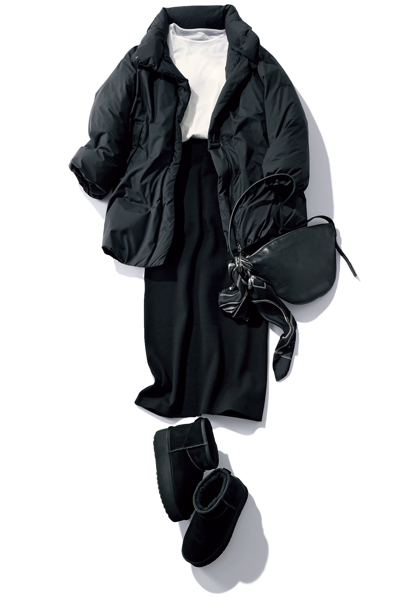 LEE限定 12closet（トゥエルブクローゼット）【洗える】【福田麻琴さんコラボ】ミラノリブIラインスカート、LEE限定 12closet（トゥエルブクローゼット）【洗える】【福田麻琴さんコラボ】クルーネックシアーカットソー、LEEマルシェ初 LEE限定 NANGA（ナンガ）【洗える】【福田麻琴さんコラボ】【LEE別注】ミドル丈すっきりダウンコートとLEEマルシェ初 Bucket Baggage（バゲットバゲージ）【福田麻琴さんセレクト】Orange Piece Lのコーデ