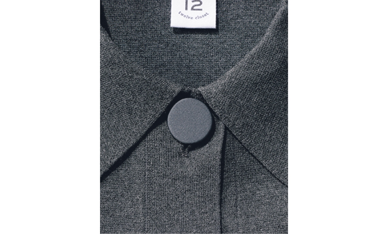 フロントには、レトロで愛らしいサテンのくるみボタン付き。前を閉じると、ノーブルなポロニット風プルオーバーとして着こなすことが可能。