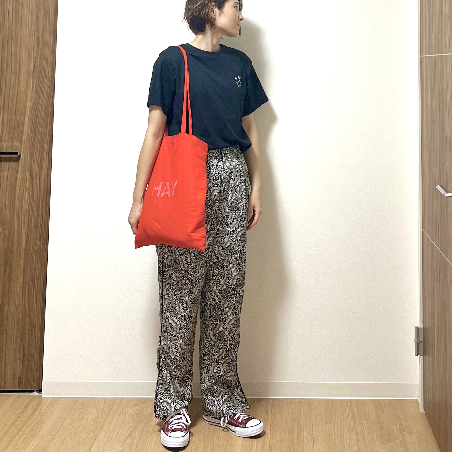 服　コーデ　スニーカー