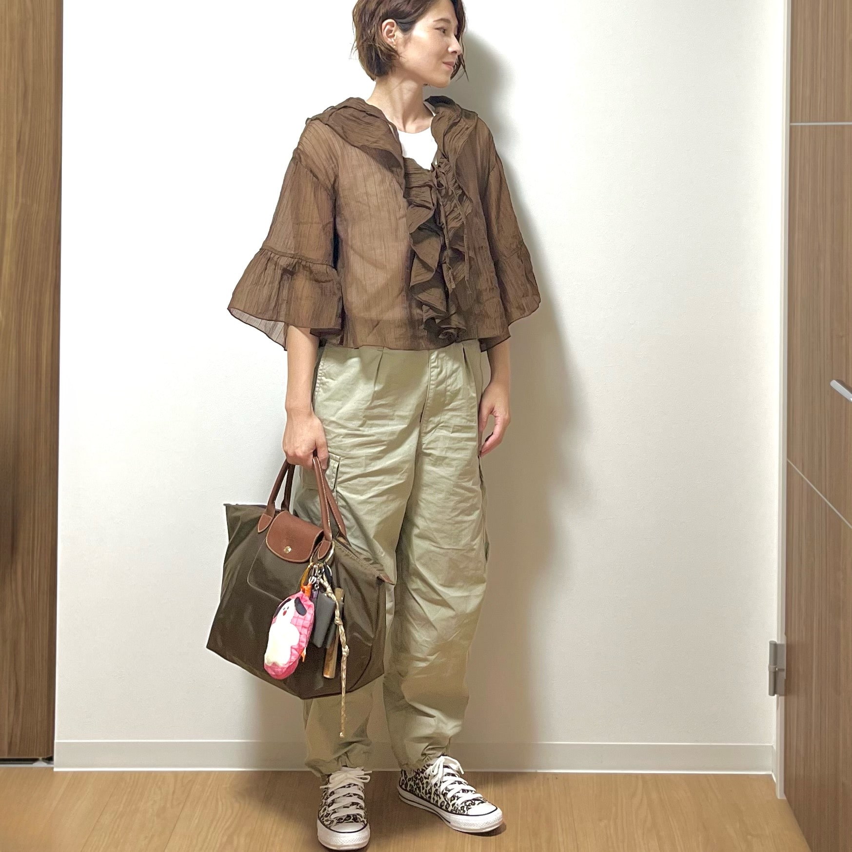 服　コーデ　スニーカー