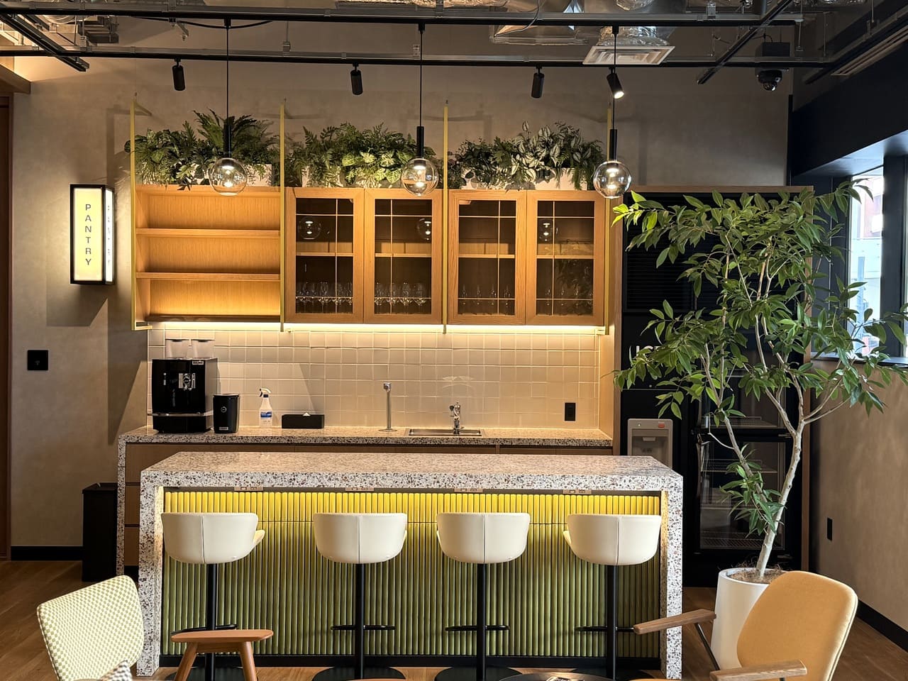 「キャプション by Hyatt 兜町 東京」宿泊者限定ラウンジの
カウンター