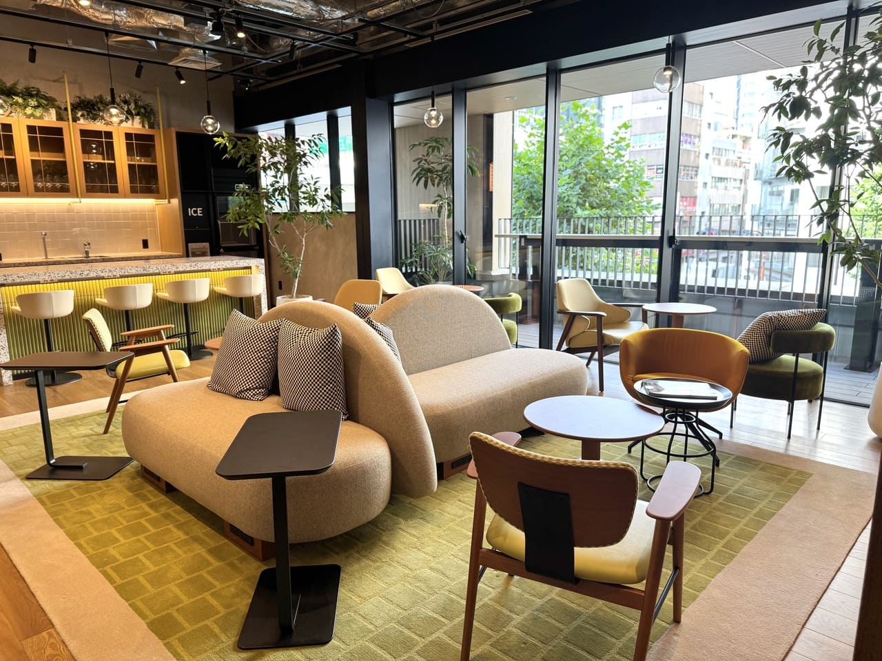 「キャプション by Hyatt 兜町 東京」宿泊者限定ラウンジのソファ