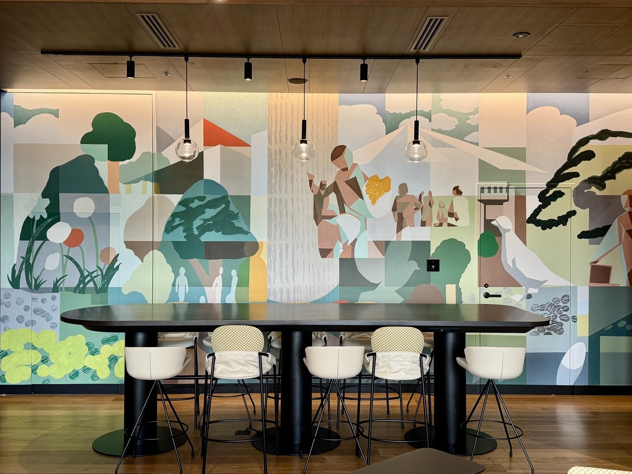 「キャプション by Hyatt 兜町 東京」宿泊者限定ラウンジ　ワーケーション向きデスク