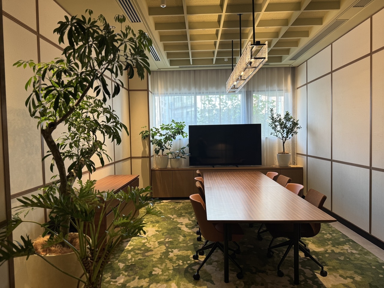 「キャプション by Hyatt 兜町 東京」宿泊者限定ラウンジのミーティングルーム