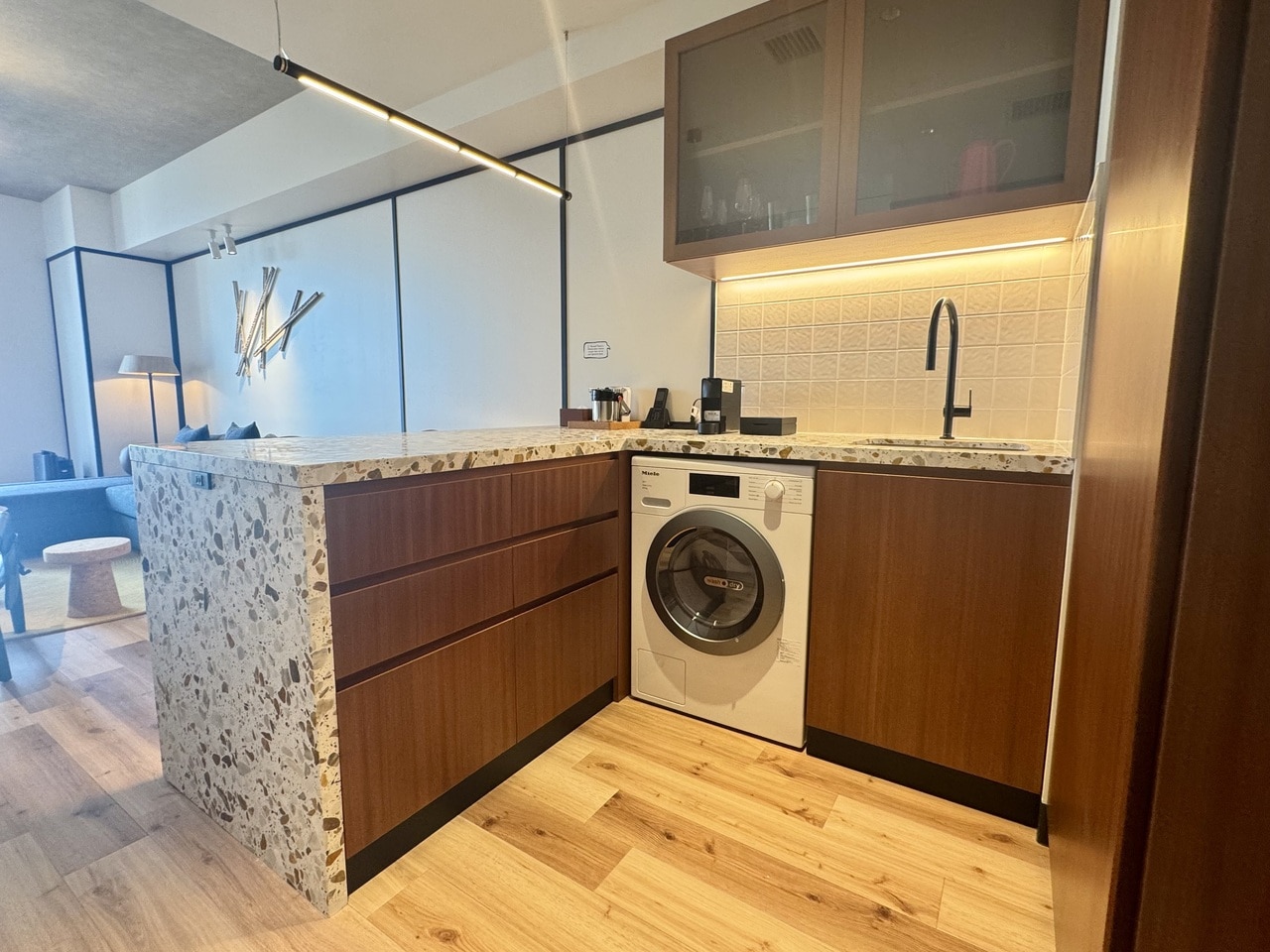 「キャプション by Hyatt 兜町 東京」スイートルームキッチン