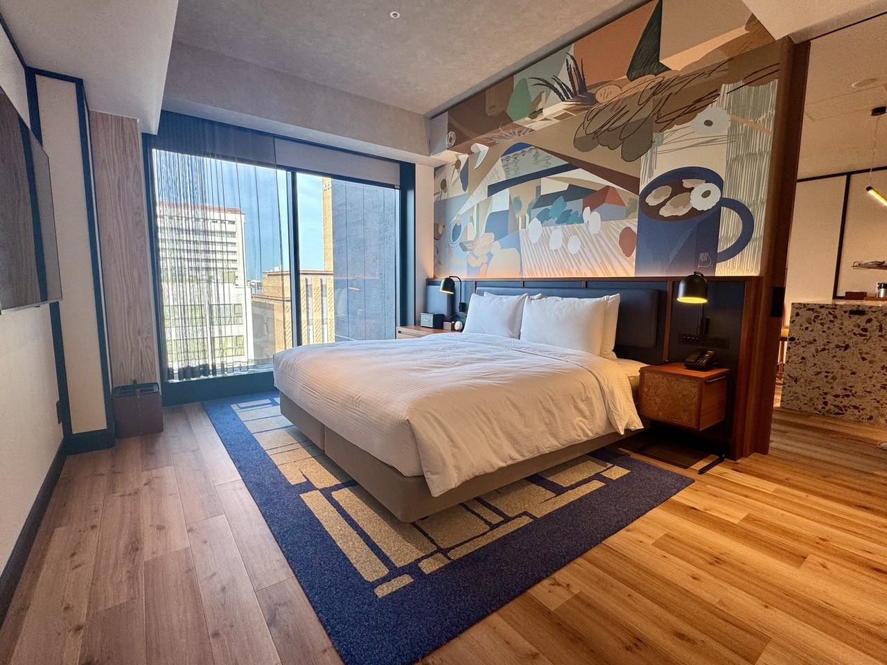 「キャプション by Hyatt 兜町 東京」スイートルームベッドルーム