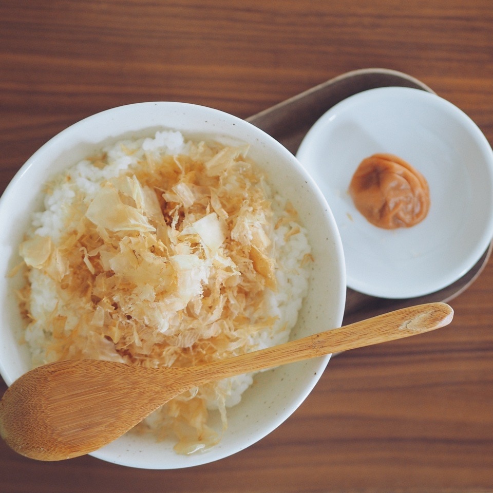 鰹節のっけご飯を上からみたところ
