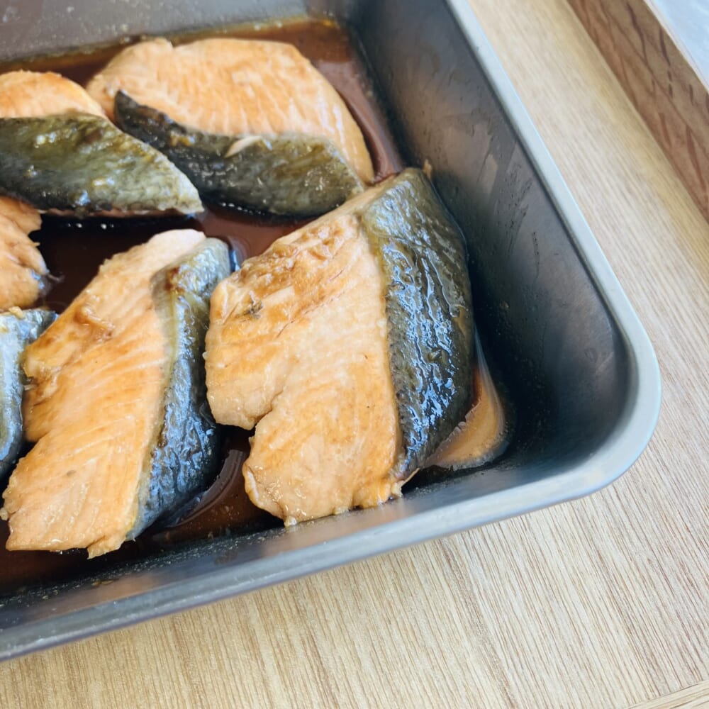 【LEEレシピ】しらいのりこさん「サケの焼き漬け」を作り置きするとランチもバランスよく。