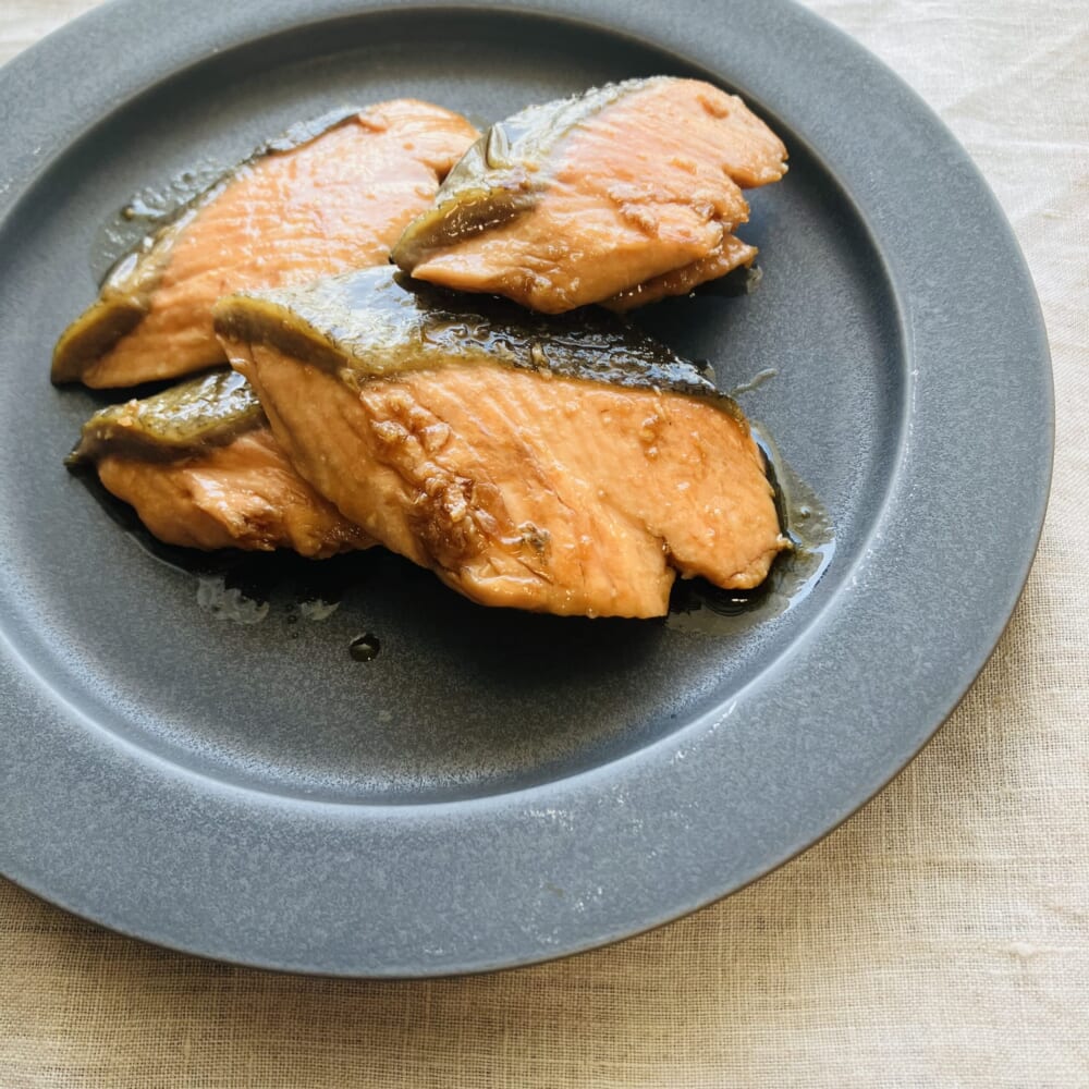 【LEEレシピ】しらいのりこさん「サケの焼き漬け」を作り置きするとランチもバランスよく。