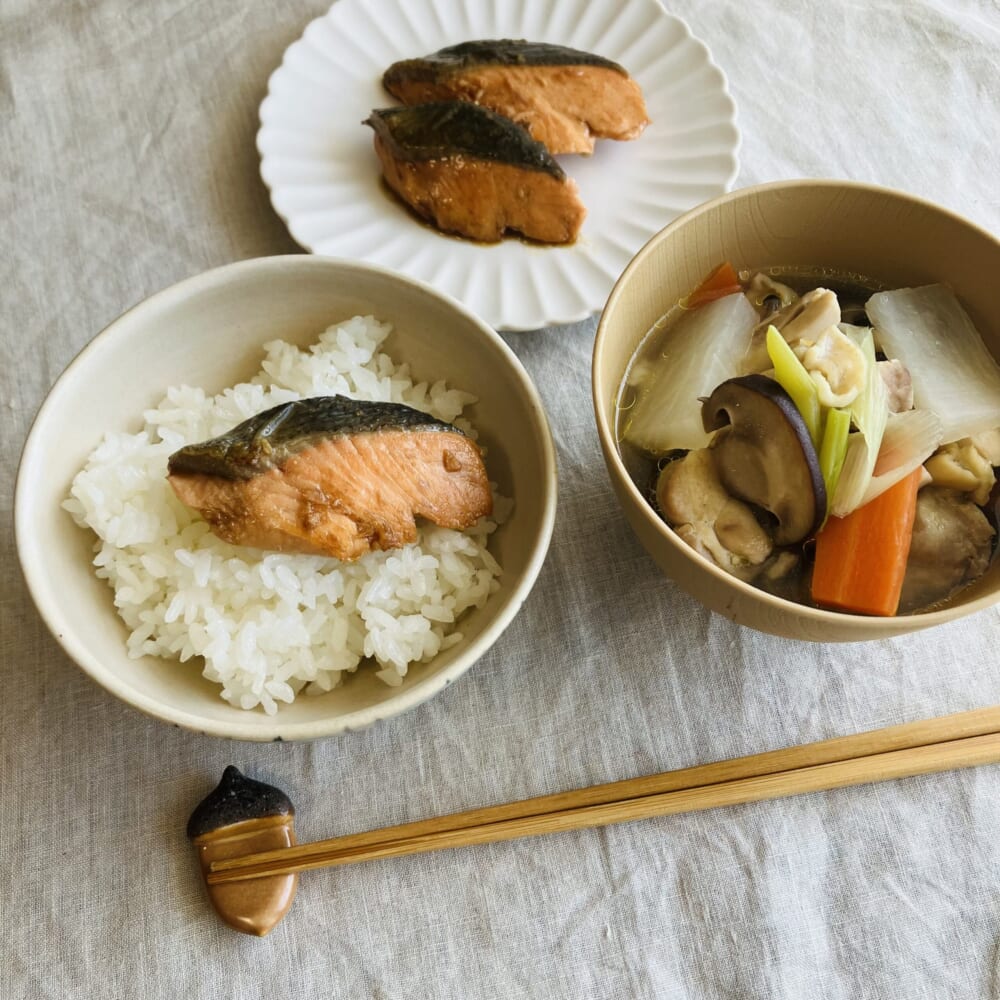 【LEEレシピ】しらいのりこさん「サケの焼き漬け」を作り置きするとランチもバランスよく。