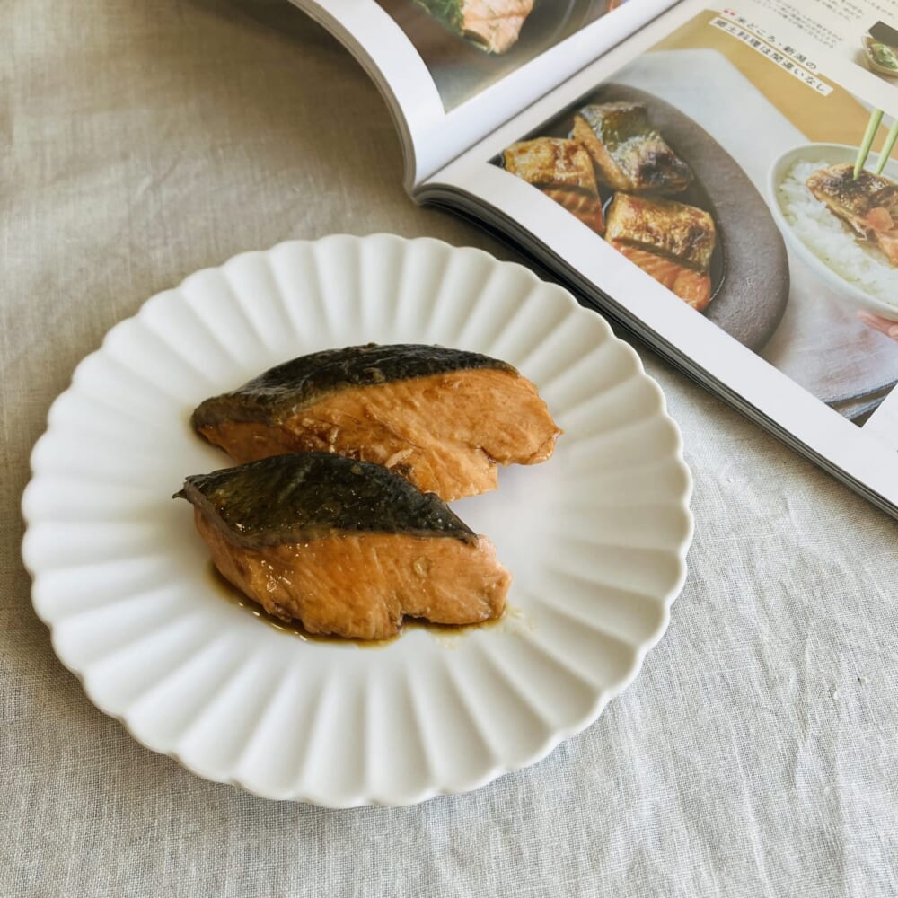 【LEEレシピ】しらいのりこさん「サケの焼き漬け」を作り置きするとランチもバランスよく。