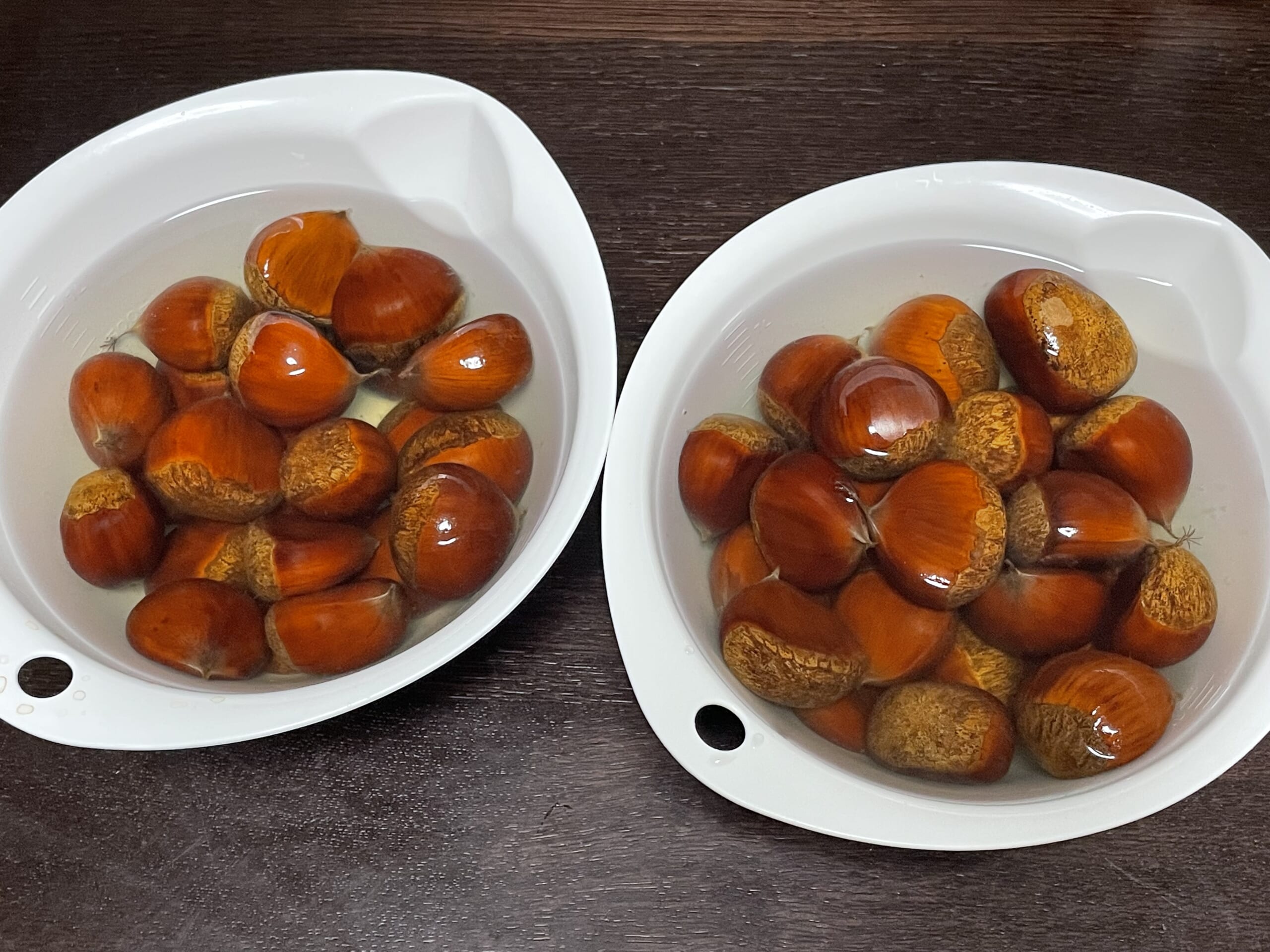 栗仕事の途中。栗を水に浸けて鬼皮を柔らかくするプロセス。