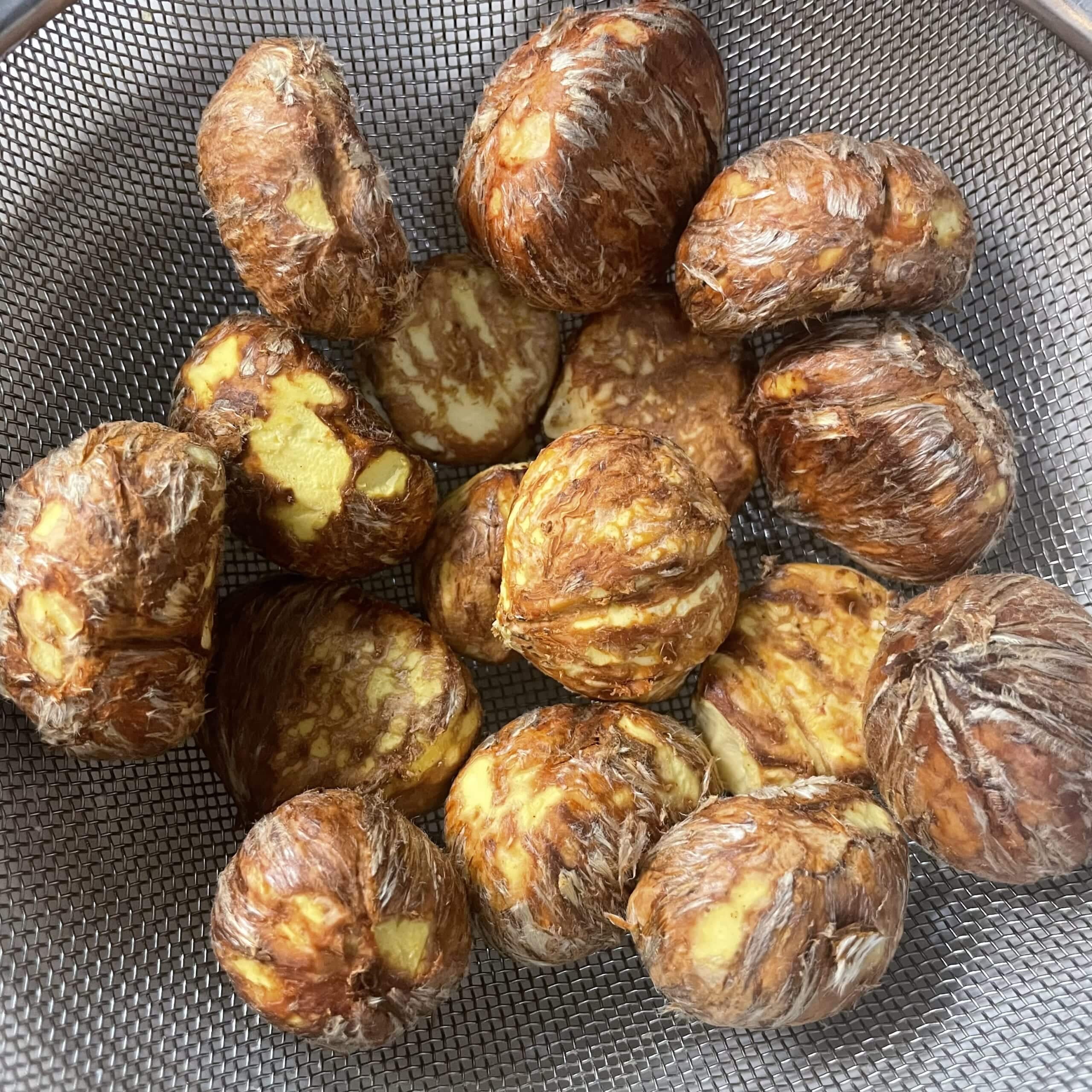 渋皮のみを残すプロセスに失敗し、表面に傷が付いた生の栗の写真